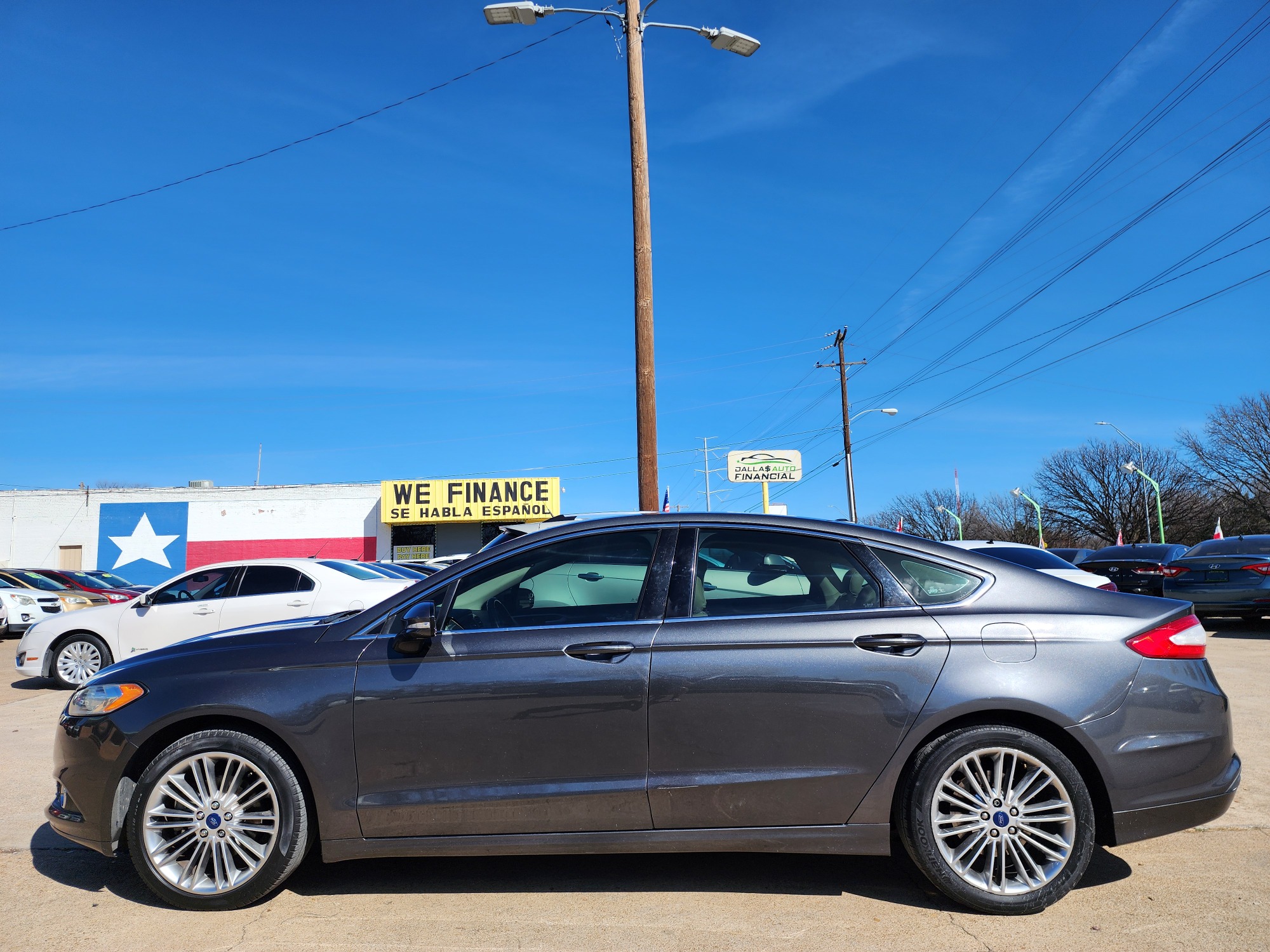 2015 GRAY /BEIGE Ford Fusion SE (3FA6P0HD4FR) with an 1.5L L4 DOHC 16V engine, AUTO transmission, located at 2660 S.Garland Avenue	, Garland, TX, 75041, (469) 298-3118, 32.885387, -96.656776 - CASH$$$$$$ FUSION! This is a Super Clean 2015 FORD FUSION SE! BACK UP CAMERA! BLUETOOTH! SYNC! XM SAT RADIO! SUPER CLEAN! MUST SEE! Come in for a test drive today. We are open from 10am-7pm Monday-Saturday. Call us with any questions at 469-202-7468, or email us DallasAutos4Less@gmail.com. - Photo #6